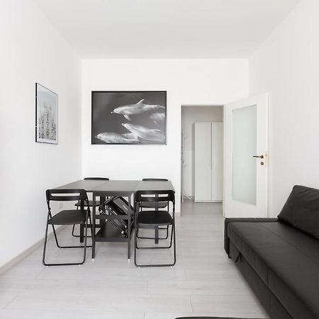 Apartment With Balcony -Bisceglie Red Line Subway Milaan Buitenkant foto