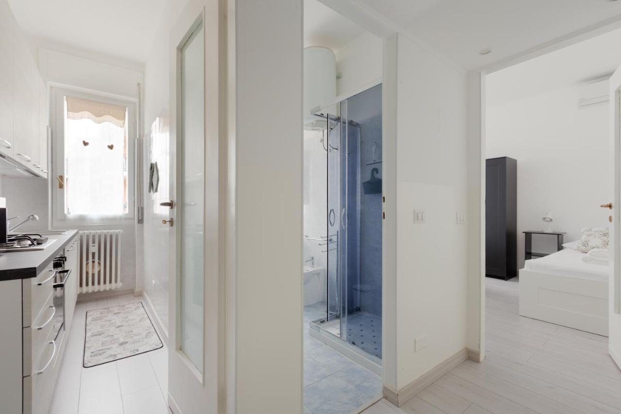 Apartment With Balcony -Bisceglie Red Line Subway Milaan Buitenkant foto