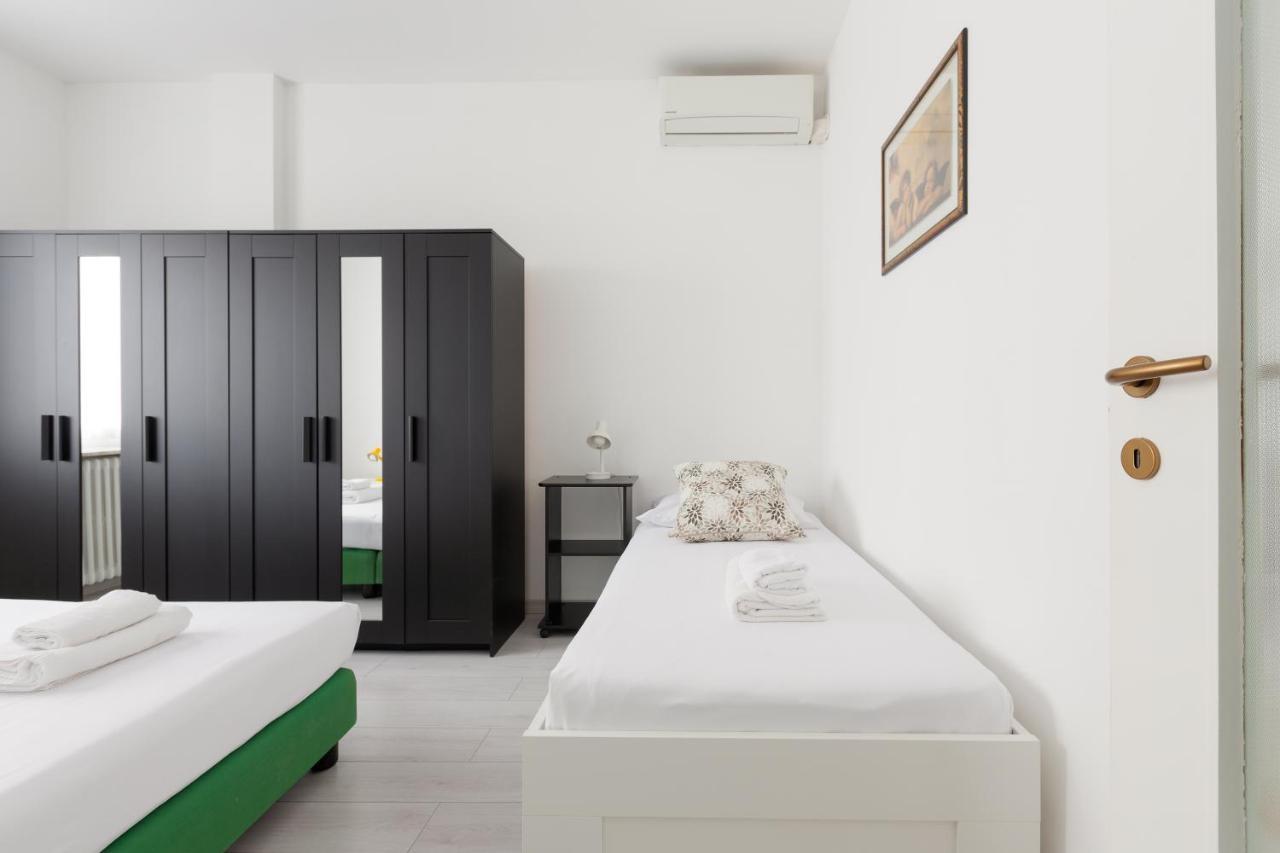 Apartment With Balcony -Bisceglie Red Line Subway Milaan Buitenkant foto