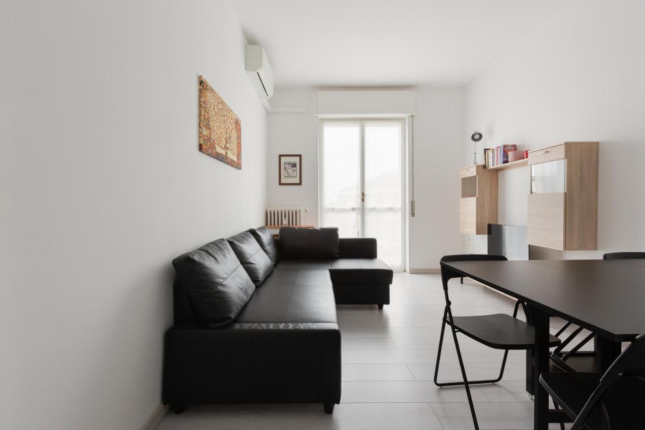 Apartment With Balcony -Bisceglie Red Line Subway Milaan Buitenkant foto