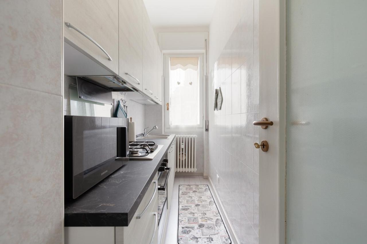 Apartment With Balcony -Bisceglie Red Line Subway Milaan Buitenkant foto