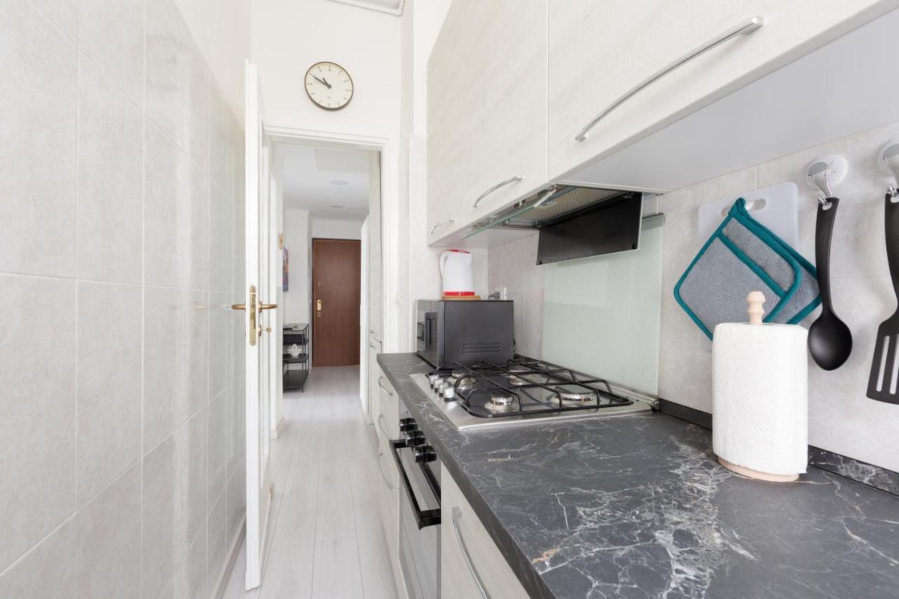 Apartment With Balcony -Bisceglie Red Line Subway Milaan Buitenkant foto
