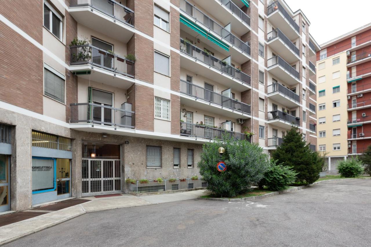 Apartment With Balcony -Bisceglie Red Line Subway Milaan Buitenkant foto