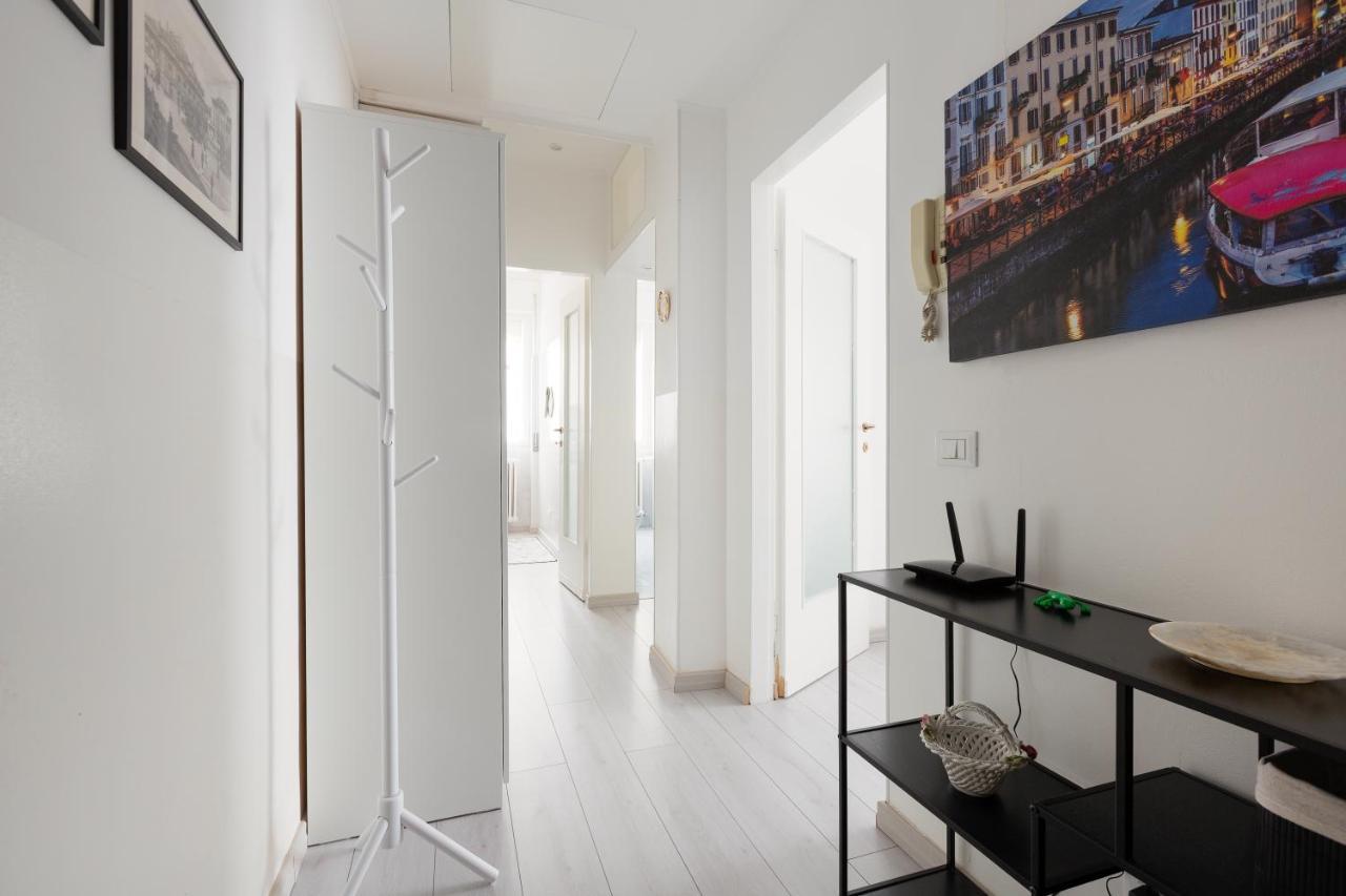 Apartment With Balcony -Bisceglie Red Line Subway Milaan Buitenkant foto